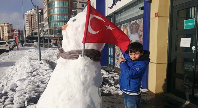 10 yaşındaki Muhammed'in bayrak sevgisi kamerada