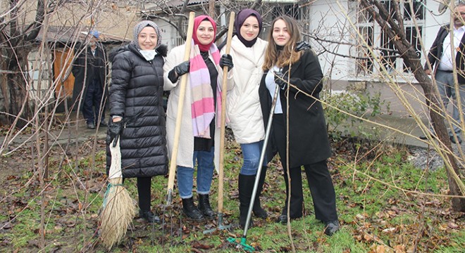 100 üniversiteli genç 20 yaşlının evini temizledi