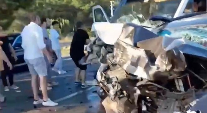 11 kişinin bindiği otomobil otobüsle çarpıştı: 4 ölü, 21 yaralı