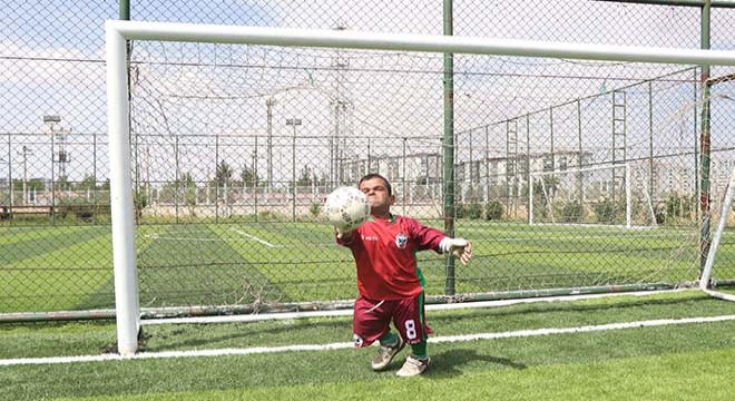 110 santimlik boyuyla kalecilik hayaline kavuştu