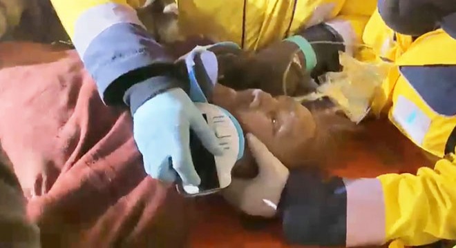 125'inci saatte kurtarıldı, madenciye öperek teşekkür etti