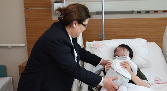 128 saat sonra enkazdan çıkarılan bebek, annesine kavuştu