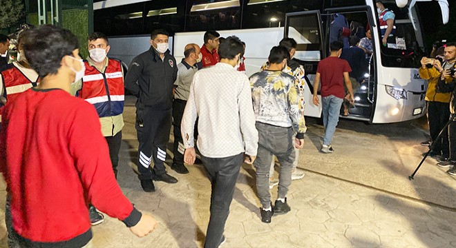 136 düzensiz göçmen ülkesine gönderildi