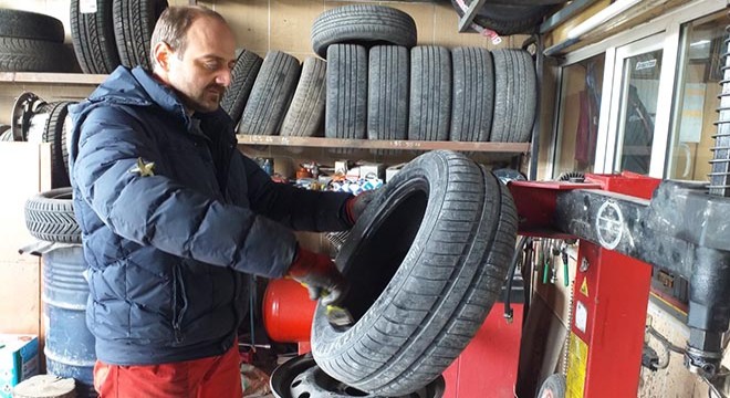 15 yıldır görmeden lastik tamir ediyor