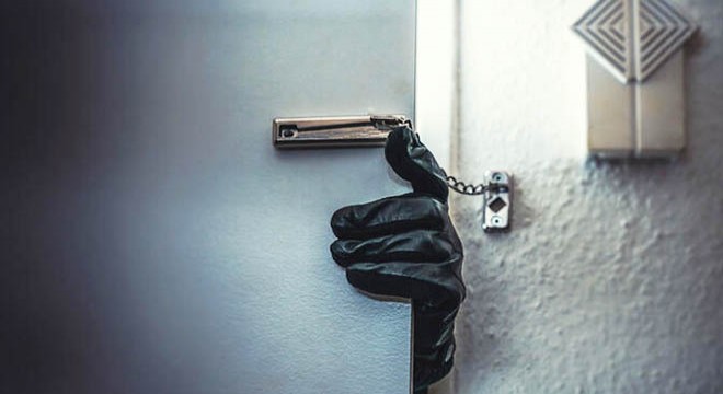 16 evi soydular, binadan çıkarken polise böyle yakalandılar
