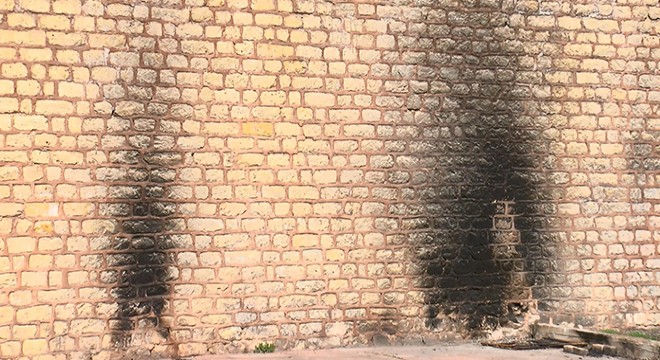 1600 yıllık surları mangalcılar kararttı