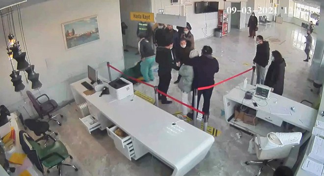 17 yaşındaki kızın sağlık çalışanını yaraladığı anlar kamerada
