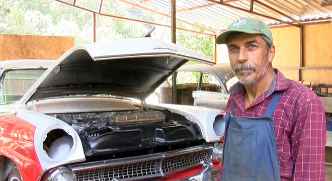 1955 model klasik otomobile ahırda restore