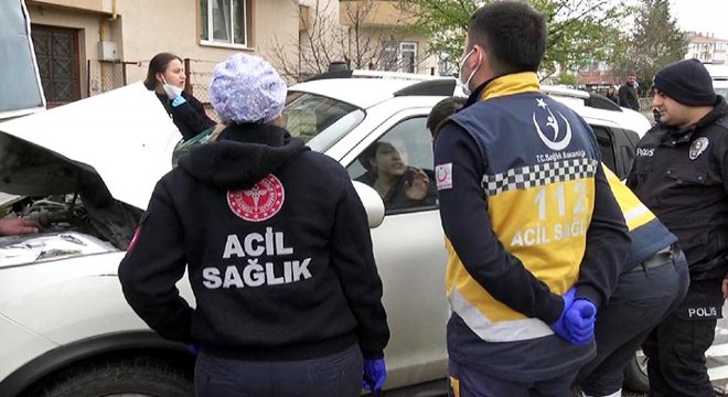 2 araca çarpıp kendini cipine kilitledi