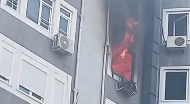 2 daireyi küle çeviren yangında mahsur kalanlar kurtarıldı