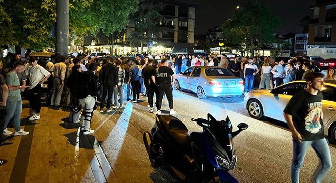 2 grup arasında çıkan kavgada 12 yerinden bıçaklandı