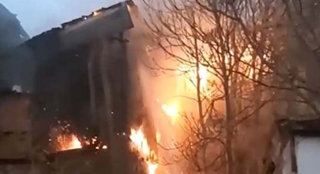 2 katlı ahşap ev yangında küle döndü