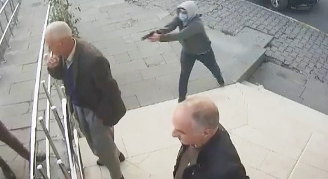 2 kişinin yaralandığı silahlı saldırı kamerada