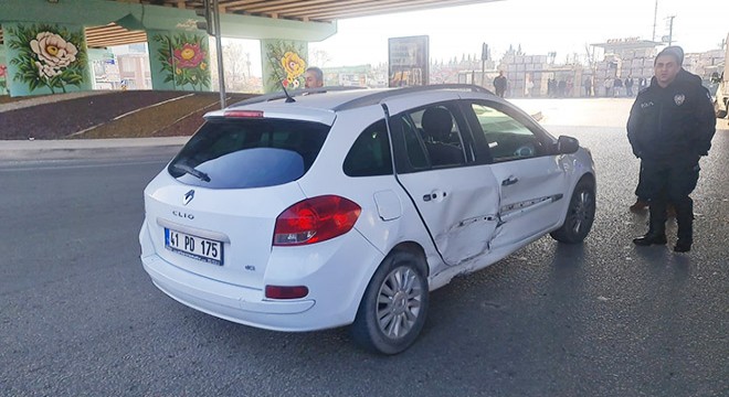 2 otomobilin çarpıştığı kazada 4 kişi yaralandı
