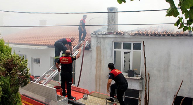 2 katlı ev, yangında kullanılmaz hale geldi