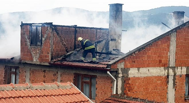 2 katlı evin çatısı yandı