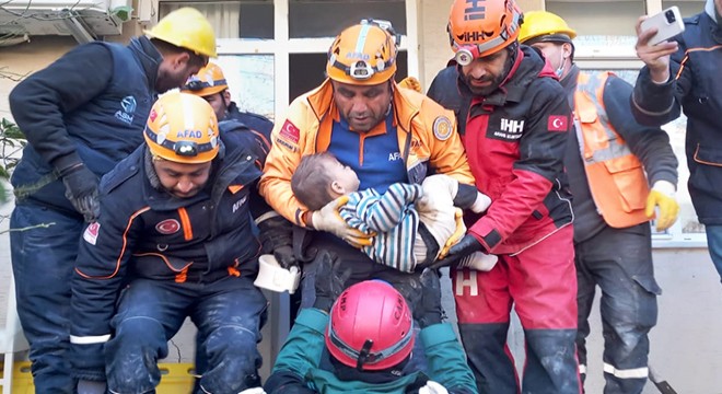 2 yaşındaki Mehmet, 78 saat sonra enkazdan çıkarıldı