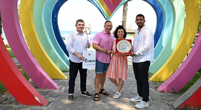 20 yıldır Kemer e gelen Finli çifte teşekkür plaketi
