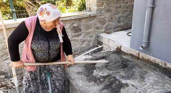 20 yıldır eşiyle birlikte inşaatlarda çalışıyor