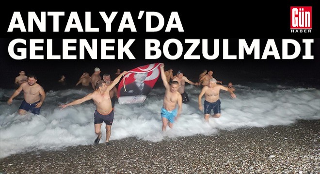 2022'yi denize girerek karşıladılar