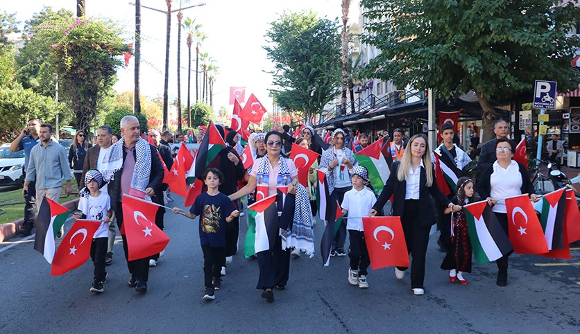 Alanya'da 'Gazze İçin Sessiz Çığlık Yürüyüşü'