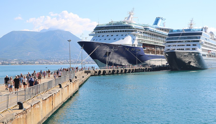 Alanya'ya 2 kruvaziyerle 2 bin 400 turist geldi