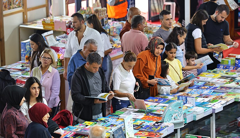 Antalya Kitap Fuarı 3'üncü gününde ziyaretçi akınına uğradı
