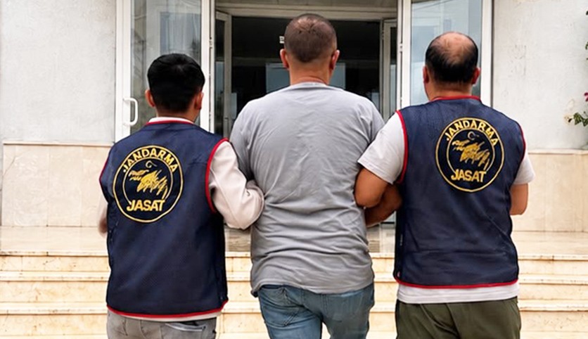 Antalya'da aranan 2 hükümlüyü jandarma yakaladı