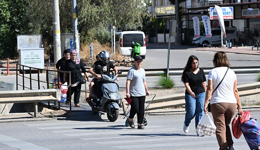 Antalya'da iki mahalleyi ayıran caddede üst geçit çilesi