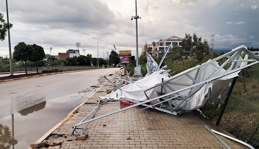 Antalya'da midibüs, demir güvenlik kapısına çarptı