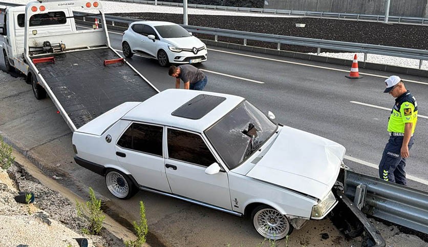 Antalya'da otomobil bariyere çarptı: 1 yaralı