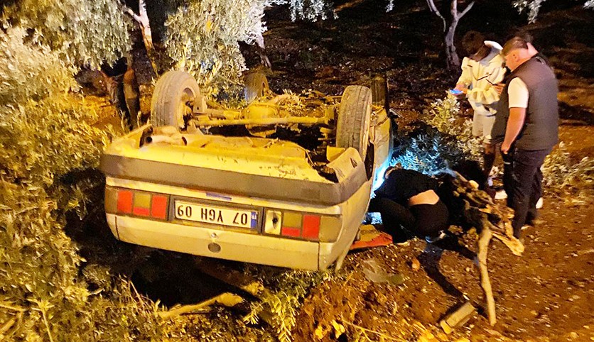 Antalya'da otomobil zeytin bahçesine uçtu