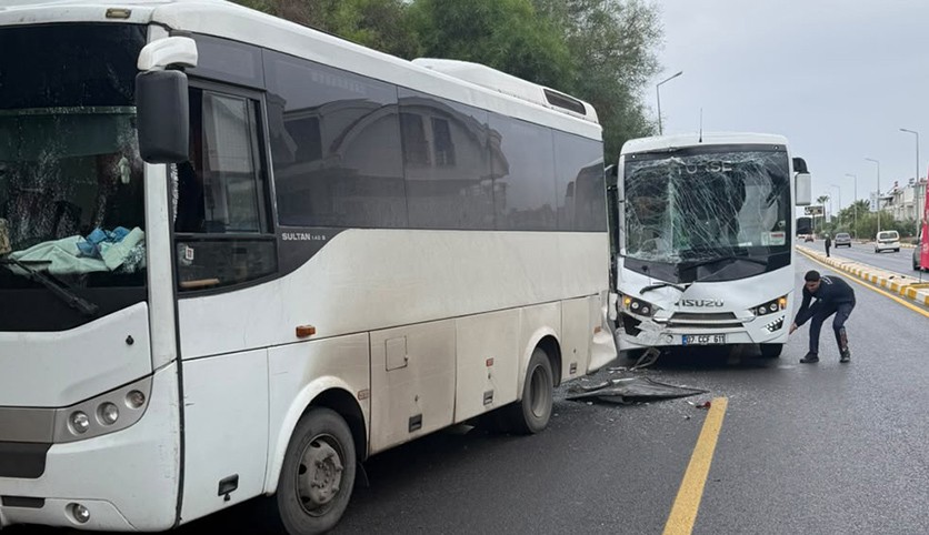 Antalya'da tur midibüsü park halindeki midibüse çarptı