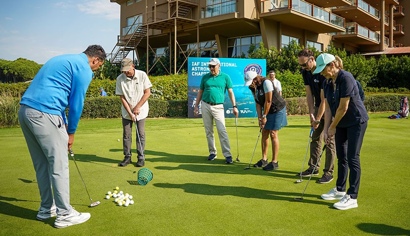 Astronotlar Belek'in tanıtımı için golf oynadı