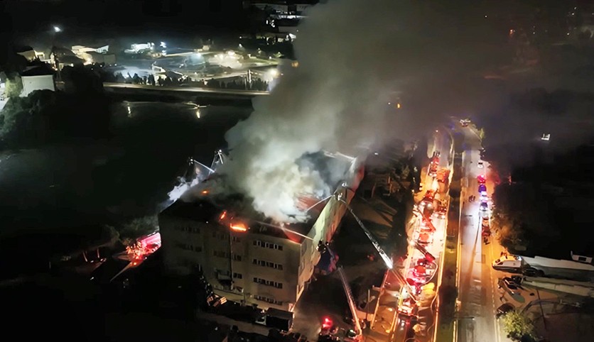 Ayakkabı fabrikasında çıkan yangına müdahale ediliyor