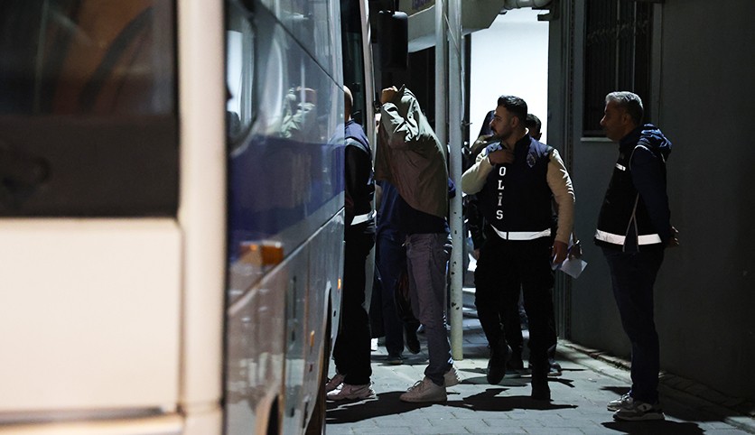 Bayraklı Belediyesi operasyonunda 43 kişi adliyede