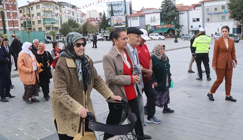 Burdur'da Dünya Yaşlılar Günü yürüyüşü