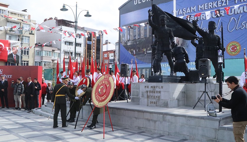 Burdur'da çelenk töreni