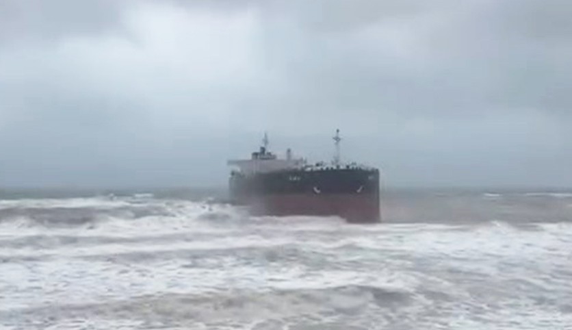 Fırtınada sürüklenen LPG tankeri kamerada