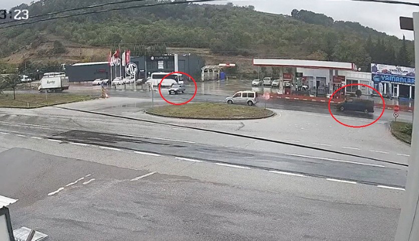 İkiye bölünen otomobilin sürücüsünün öldüğü kaza kamerada