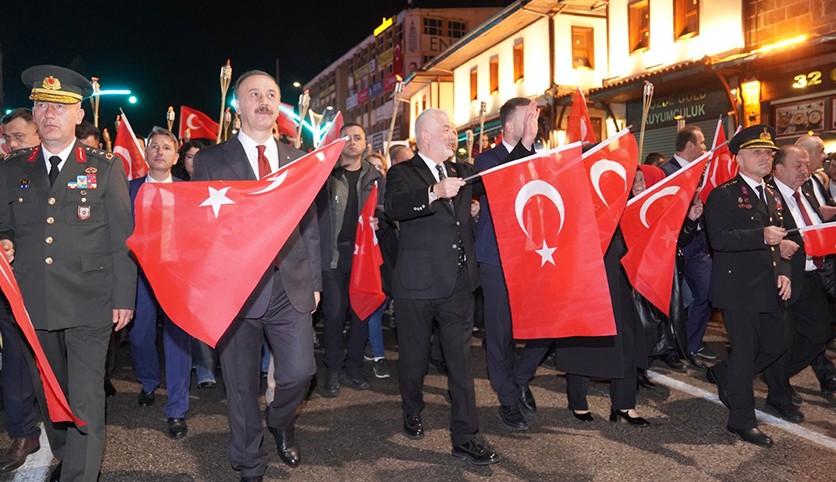 Isparta'da binlerce kişi fener alayında yürüdü
