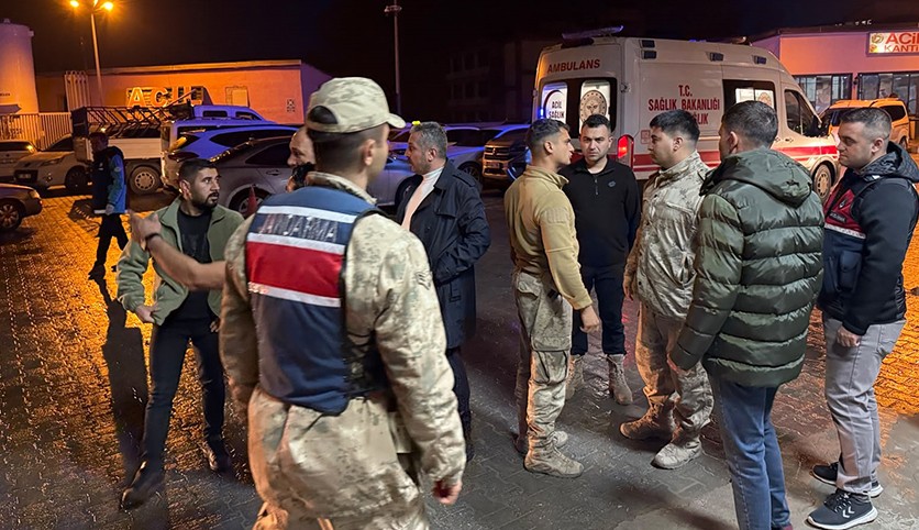 Kaçak göçmenleri taşıyan minibüs devrildi: 20 yaralı