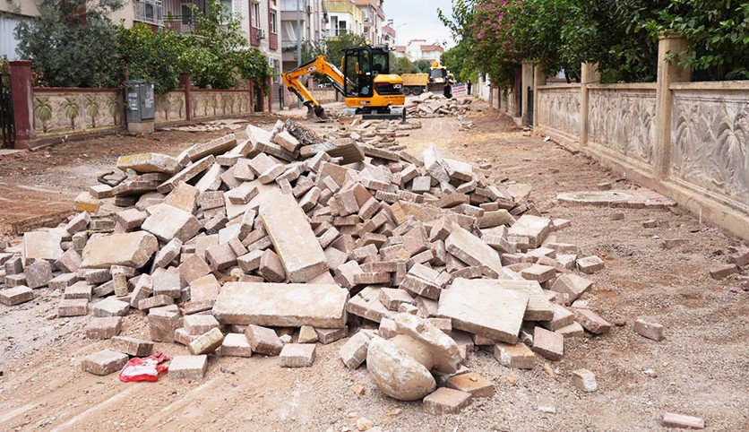 Kepez’de yollarla birlikte kaldırımlar da yenileniyor