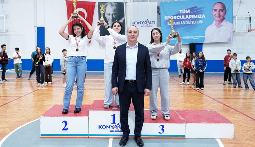 Konyaaltılı çocuklar Cumhuriyet için kortlara indi