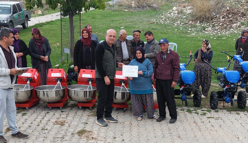 Korkuteli’nde 65 aileye makine desteği
