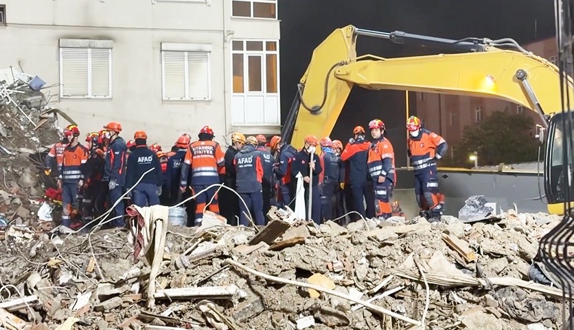 Maltepe’de çöken binada 5 kişi hayatını kaybetti