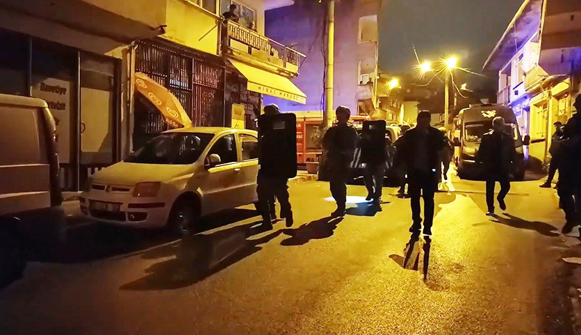 Oğlunun bıçakla rehin aldığı anne, kurtarıldı