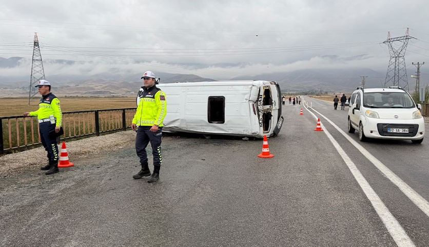 Öğrenci servisi devrildi; 12 yaralı