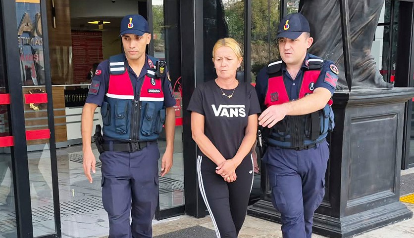 Otelin merdivenlerinden düşen turist öldü, eşi tutuklandı