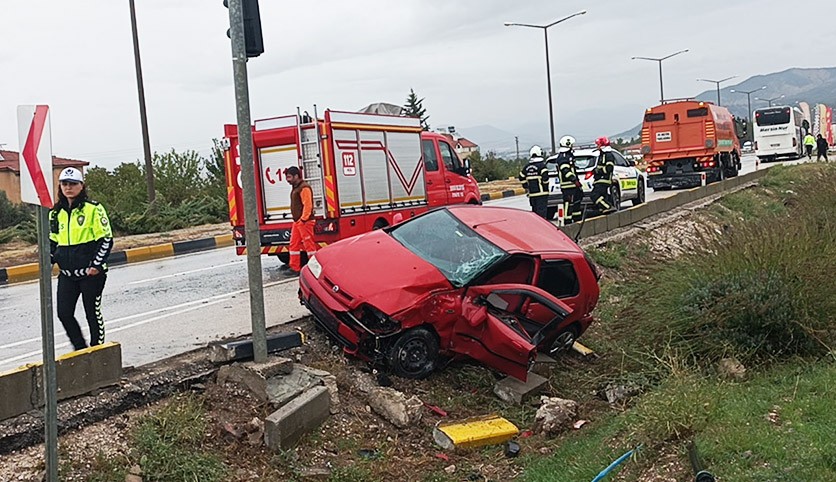 Otobüsle çarpışan otomobildeki polis memurları yaralandı